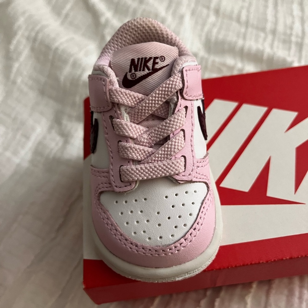 Nike dunks (pink) size 2c .